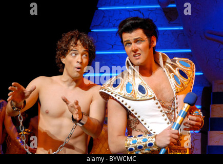 Lee Mead e Dean Collinson 'Giuseppe e la sorprendente Technicolor Dreamcoat' photocall tenutosi presso la Adelphi Theatre di Londra, Foto Stock