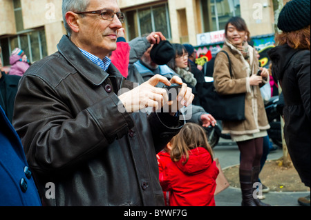 Parigi, Francia, Parisians, Street Scenes, Belleville Chinatown, uomo che scatta foto per strada, celebra culture diverse, una grande folla di persone si radunava per le strade, telefoni cellulari di parigi Foto Stock