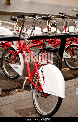 Rack di biciclette comunali della città di Barcellona Spagna Foto Stock