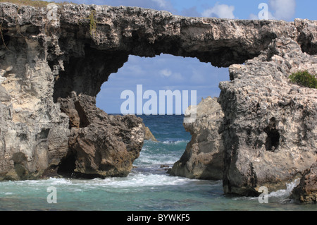 Hell's gate isola, eroso arco sul mare e il mare poco profondo con onde. Foto Stock