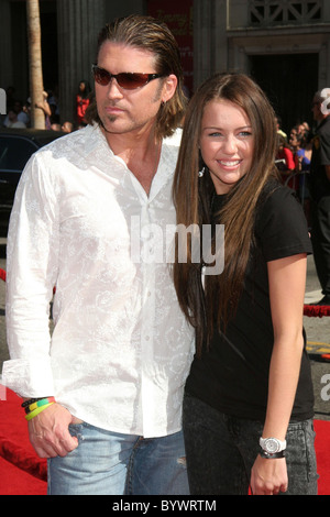 Billy Ray Cyrus e la figlia Miley Cyrus U.S premiere di "Harry Potter e l'ordine di Phoenix" presso il Grauman's Foto Stock