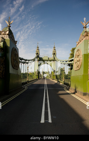 Guardando dritto attraverso Hammersmith Bridge in una giornata di sole in giugno 2010 Foto Stock