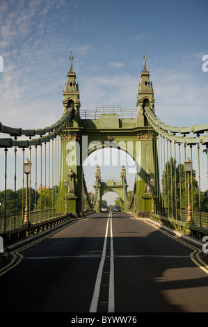 Guardando dritto attraverso Hammersmith Bridge in una giornata di sole in giugno 2010 Foto Stock