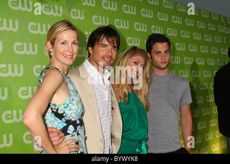 Cast di "Gossip Girl' (l-r) Kelly Rutherford, Matthew Settle, Taylor Momsen e Penn Badgley CW TCA 2007 partito svoltasi a Foto Stock