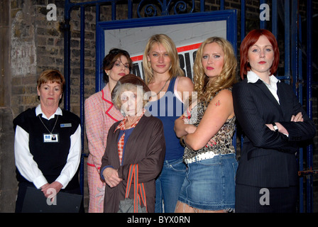 I Cast Members " Bad Girls' Il Musical photocall per promuovere la prossima messa in scena del dramma di ITV, svoltasi presso il Garrick Theatre Foto Stock