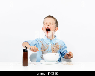 Ragazzo a mangiare il gelato Foto Stock