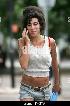 Amy Winehouse sul suo modo di negozi dove si mangia un pacchetto di patatine poi acquista alcuni tonno e mayonaise Londra Inghilterra - Foto Stock