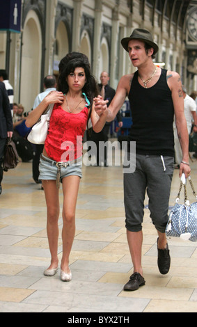 Amy Winehouse e il marito Blake Fielder Civil salire su un treno alla stazione di Paddington per andare in Cornovaglia dove Amy è Foto Stock