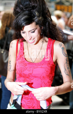 Amy Winehouse facendo gli ultimi ritocchi per i suoi capelli prima di salire su un treno alla stazione di Paddington con il marito, Foto Stock