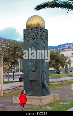Bambina di fronte ad una statua di grandi dimensioni sul lungomare, Funchal, Madeira Foto Stock