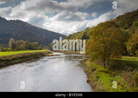 Fiume WYE IN AUTUNNO DAL PONTE BIGSWEIR Foto Stock