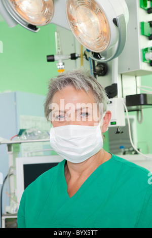 Medico donna con scrub e maschera di op Foto Stock