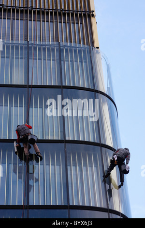 Elevato aumento detergenti per finestre a lavorare su un edificio nella città di Praga, Repubblica Ceca Foto Stock