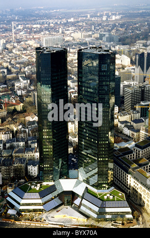 Vista aerea di torri gemelle della Deutsche Bank (Greentowers) nella città tedesca di Francoforte am Main. Foto Stock