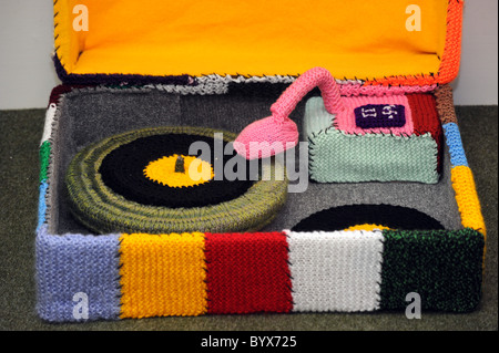 Volontari di senzatetto carità Emmaus di Brighton hanno lavorato a maglia di una dimensione di vita soggiorno completo con gli oggetti lavorati a maglia Foto Stock