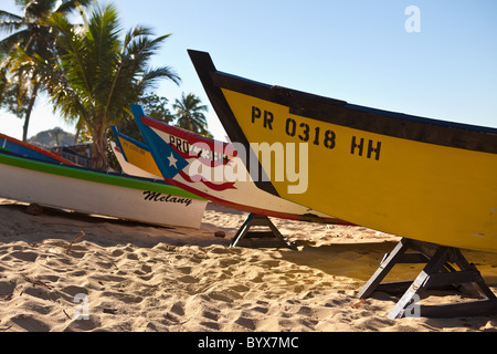 Yolas colorato lungo Crash spiaggia barca Aguadilla Puerto Rico Foto Stock