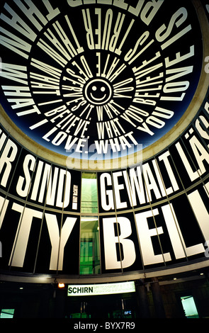 Artista Barbara Kruger "Circus' installazione all'interno della cupola di vetro del Schirn Kunsthalle nella città tedesca di Francoforte. Foto Stock