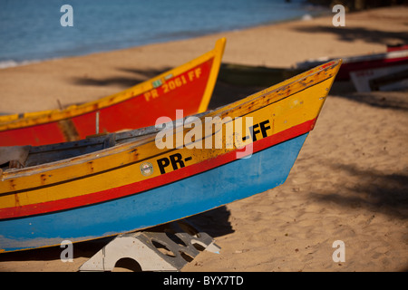 Yolas colorato lungo Crash spiaggia barca Aguadilla Puerto Rico Foto Stock