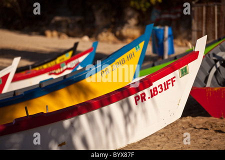 Yolas colorato lungo Crash spiaggia barca Aguadilla Puerto Rico Foto Stock