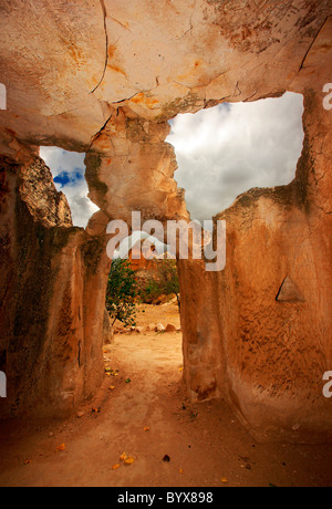 Turchia, Cappadocia, Nevsehir. Il gate del rock cut biblioteca del monastero Keslik, vicino a Sinassos e villaggi Cemilkoy Foto Stock