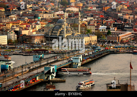 Il Ponte di Galata e la Yeni Camii ("Nuova Moschea') sul Golden Horn ("Halic'), Istanbul, Turchia Foto Stock