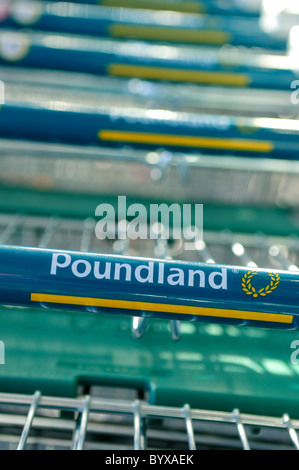 Poundland Carrello della spesa. Foto Stock