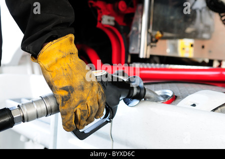 Camionista del riempimento del serbatoio del carburante con gasolio . Foto Stock