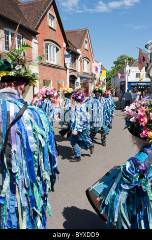 Maschi e femmine di morris ballerini eseguono a Wimborne folk festival Foto Stock