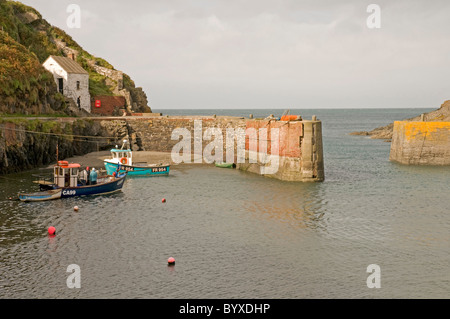 Il piccolo e affascinante vecchio porto di Porthgain su Il Pembrokeshire Coast Foto Stock