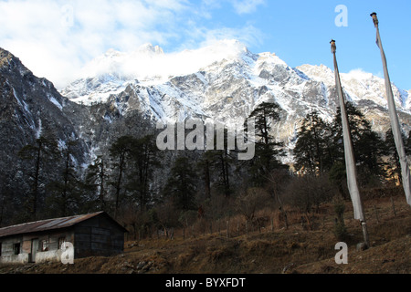 Colline e il cielo della pedemontana himalayana di Lachen, Gurdungma, Sikkim nord, nord-est dell India. Foto Stock