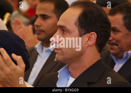 Minya, 2005 -- Gamal Mubarak assiste una rielezione di rally per il Presidente egiziano Hosni Mubarak in elezioni presidenziali. Foto Stock