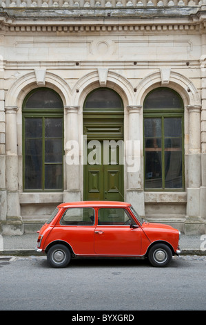 Una luce arancione brillante mark 3 Mini parcheggiata in Via del Porto, Oamaru, sull'Isola Sud della Nuova Zelanda Foto Stock