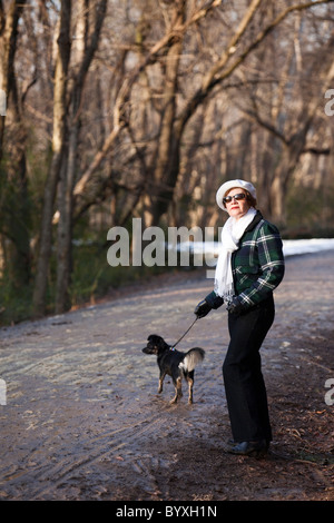 Ritratto di donna senior cane a piedi Foto Stock