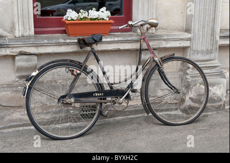 Un vecchio BSA bike si appoggia contro la parete in Oamaru, Nuova Zelanda Foto Stock