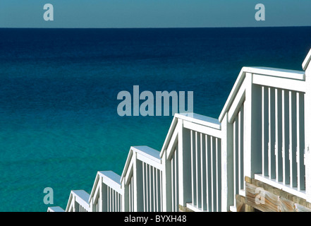 Il lungomare e la passerella di scendere in spiaggia in riva al mare a Florida Foto Stock