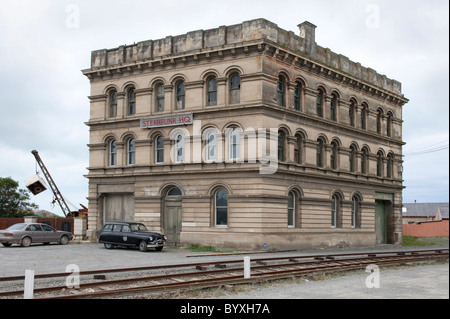 1954 Vanguard Standard Station Wagon al di fuori di un grande magazzino edificio a Oamaru, Nuova Zelanda Foto Stock