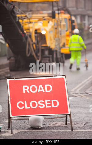 Resurfacing il lavoro che si svolge in Ambleside dopo le inondazioni e duro inverno meteo causato grave erosione della superficie stradale. Foto Stock