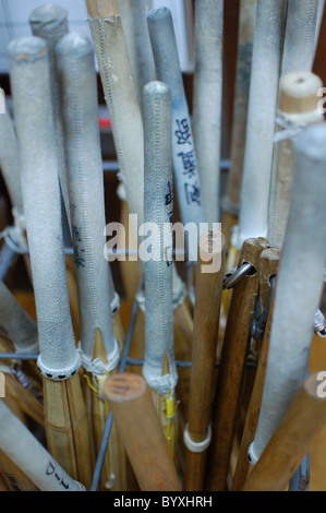 Memorizzati kendo bastoni (shinai e bokken) presi in una scuola di Osaka in Giappone Foto Stock