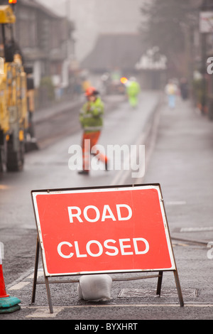 Resurfacing il lavoro che si svolge in Ambleside dopo le inondazioni e duro inverno meteo causato grave erosione della superficie stradale. Foto Stock