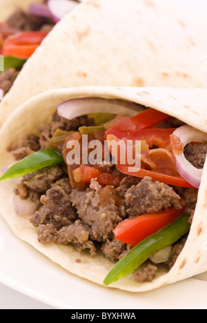 Tacos con hash e verdure come primo piano su sfondo bianco Foto Stock