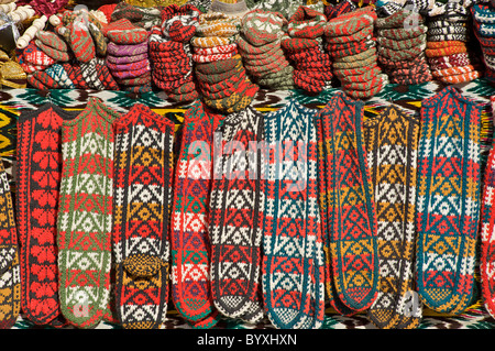 Mano Calze a maglia per la vendita su uno stallo, Khiva, Uzbekistan Foto Stock