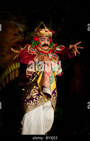 Il Barong indù e danza Legong è eseguita in Ubud, Bali presso il Palazzo Reale di fase. La lotta tra il bene e il male. Foto Stock