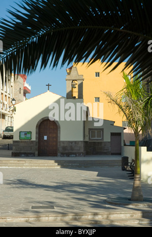 Piccola chiesa in un villaggio di pescatori.Los Abrigos. Foto Stock