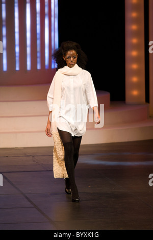 Nero giovane donna top bianco a piedi mostra Foto Stock
