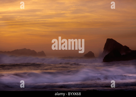 Farsi buio in spiaggia Portio (Cantabria, Spagna) Foto Stock