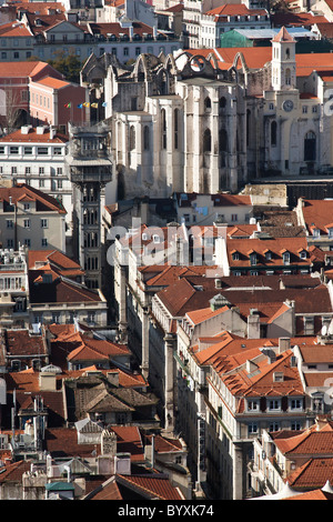 Carmo Convento, Elevador de Santa Justa e i tetti del quartiere di Baixa (centro) di Lisbona, Portogallo. Foto Stock