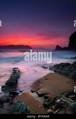 Farsi buio in spiaggia Portio (Cantabria, Spagna) Foto Stock