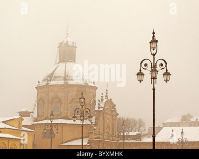 Grande chiesa con neve nel cielo nebbioso Foto Stock