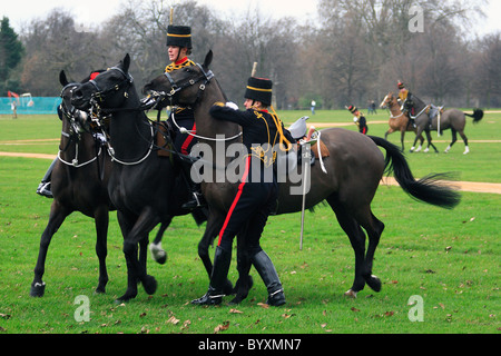 Troopers scendere da cavalli in Hyde Park Foto Stock