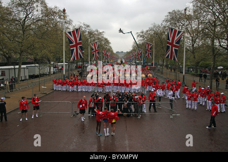 Liliya Shobukhova fronteggia la pressa come vincitore della donna gara al 2010 VIRGIN LONDON MARATHON Foto Stock